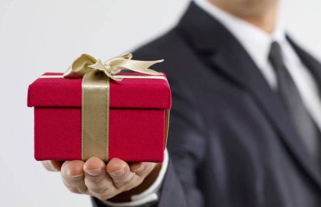 Работодатель бесплатно передает подарки работникам — что с уплатой единого взноса