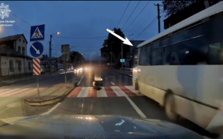 У Львові 70-річний водій автобуса ледь не збив пішоходів