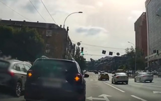 У Києві покарали водія Renault, який зупинив автомобіль другим рядом на проїзній частині — відео