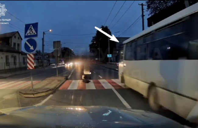 Во Львове 70-летний водитель автобуса едва не сбил пешеходов