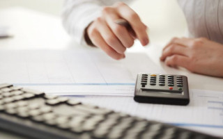 Фізособа отримала дохід від продажу авто та нерухомості — чи є він базою нарахування єдиного внеску
