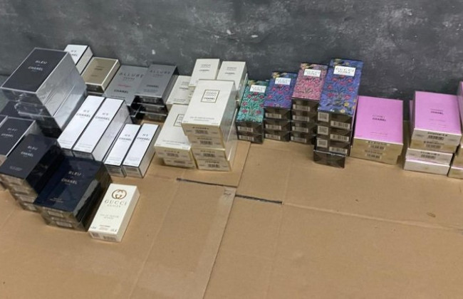 Chanel, Gucci, Armani, Prada — под видом б/у одежды на границе задержали партию духов на 1,9 млн грн
