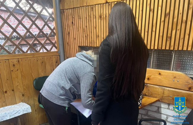 Била ребенка и оскорбляла — воспитательнице спецучреждения на Львовщине объявили о подозрении