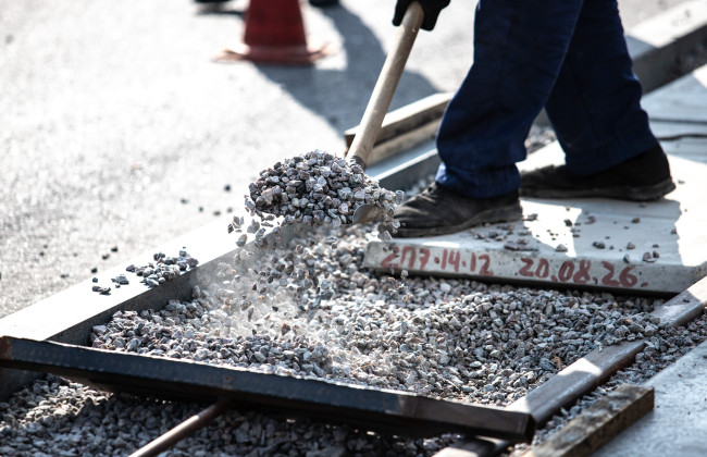 Через погодні умови у Києві перенесли дорожні роботи на Набережному шосе