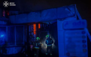 У Києві спалахнула пожежа у будівлі СТО, фото