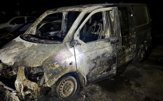 У Сумах затримали чоловіка, який підпалив автомобіль військових — відео