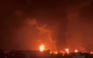 У тимчасово окупованій Феодосії після атаки дронов горить нафтобаза, відео