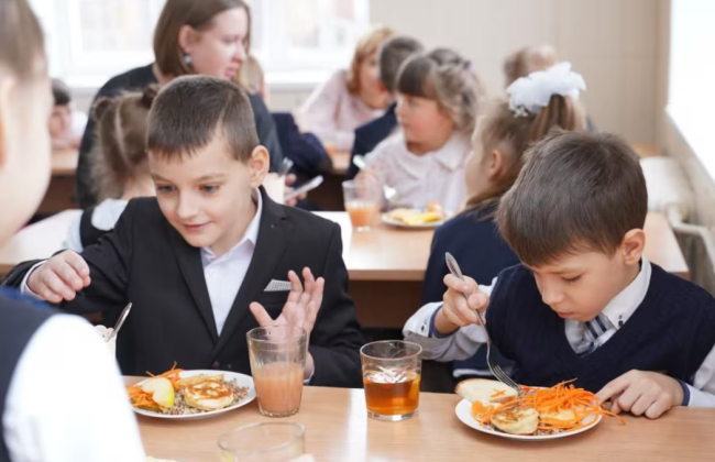 В Україні для учні початкових класів запровадили безоплатне харчування