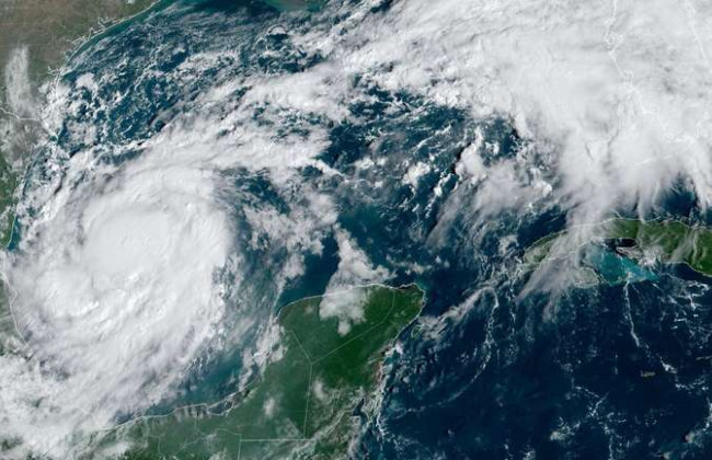 Эвакуация людей и закрытие аэропортов - к берегам Флориды в США приближается мощный ураган Милтон