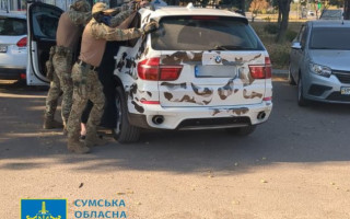 В Сумах разоблачили директора фонда с женой, торговавших удостоверениями волонтеров для выезда за границу