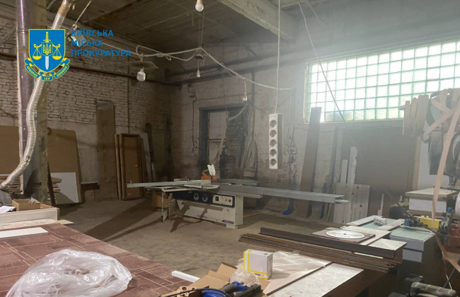 В Киеве в цеху студент без оформления получил перелом голени – будут судить директора мебельного предприятия