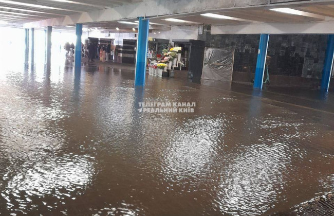 У Києві закрили станцію метро «Дорогожичі» через порив мережі водопостачання – відео