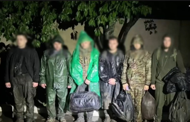 Рассеяться на группки и быть «незаметными» - такая неудачная схема пересечения границы уклонистам обошлась в 160 тысяч