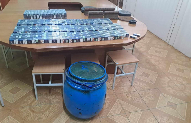 На Закарпатье пограничники выловили из Тисы бочку с сигаретами