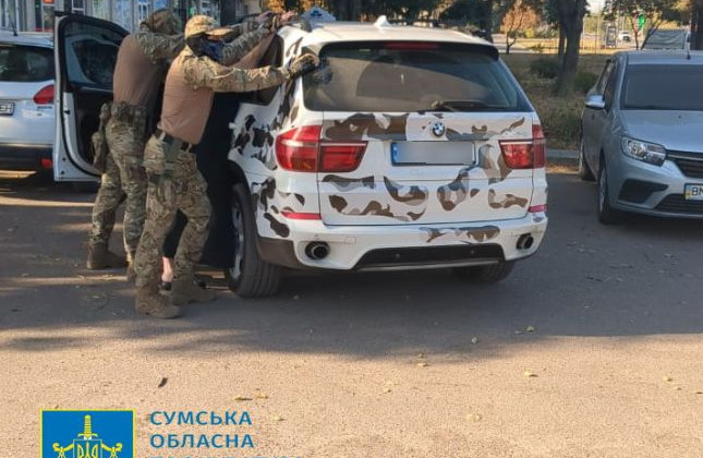 В Сумах разоблачили директора фонда с женой, торговавших удостоверениями волонтеров для выезда за границу