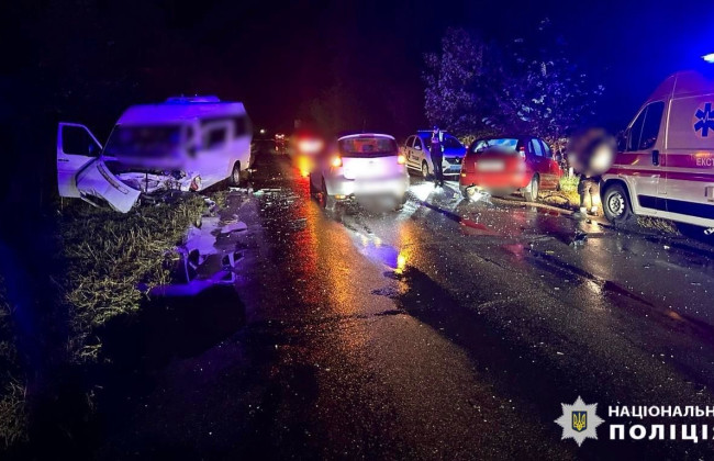 На Киевщине автомобиль столкнулась с маршруткой – есть погибший и пострадавшие