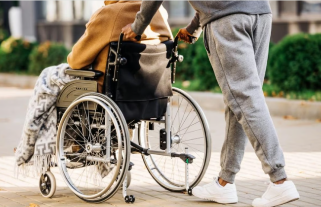 Военнообязанный мужчина просил назначить его опекуном недееспособного брата — что решил суд