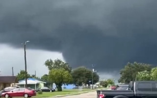 Торнадо та шторм несе ураган «Мілтон» до Флориди – перші відео