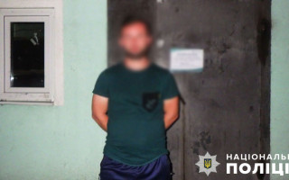 В Киеве «на горячем» поймали мужчину, который пытался похитить электросамокат