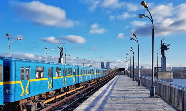В Киеве закрыли станцию метро «Днепр», поезда следуют без остановки