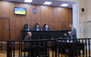 У Вінниці суд визначив розмір застави чоловіку, який у схованці своєї дівчини замінив справжні долари на сувенірні