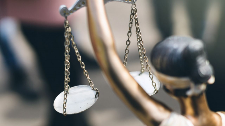 Суд підтвердив факт перебування позивачки з покійним чоловіком у фактичних шлюбних відносинах, але відмовив у визнанні її спадкоємцем четвертої черги