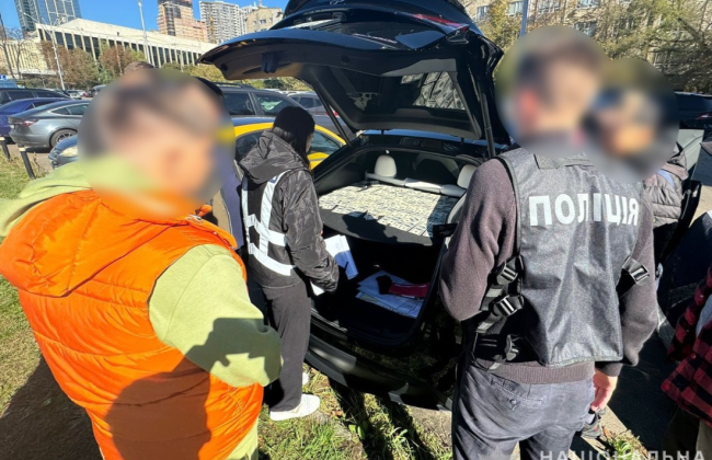 У Києві викрили кандидата наук, який вимагав 10 тисяч доларів за працевлаштування з бронюванням