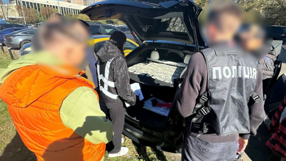 У Києві викрили кандидата наук, який вимагав 10 тисяч доларів за працевлаштування з бронюванням
