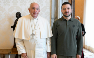 Владимир Зеленский встретился с Папой Римским и подарил ему картину, посвященную трагедии в Буче