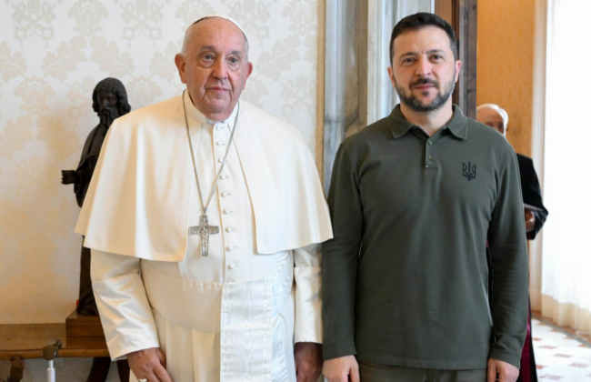 Владимир Зеленский встретился с Папой Римским и подарил ему картину, посвященную трагедии в Буче