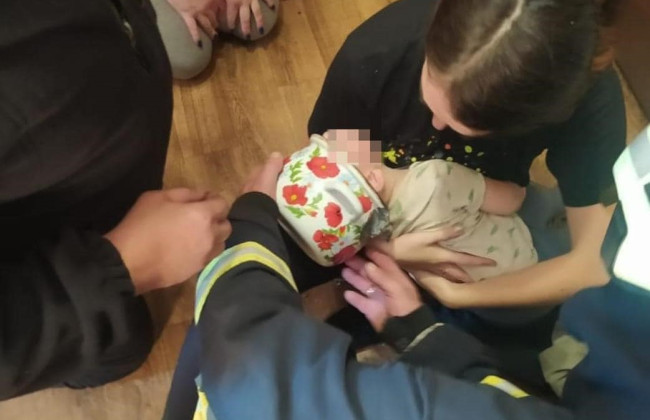 На Волині співробітники ДСНС врятували дворічного хлопчика, який застряг у каструлі