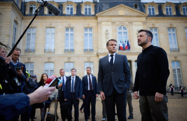 Зеленский после встречи с Макроном заявил, что не обсуждал прекращение огня ни с кем