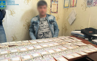 У Сумах викрили викладача центру профтехосвіти, який за хабарі влаштовував військовозобов’язаних на навчання