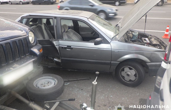 В Киеве 23-летний молодой человек угнал авто, однако только тронувшись, врезался в припаркованный микроавтобус