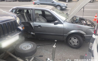 У Києві 23-річний молодик викрав авто, однак рушивши, врізався в припаркований мікроавтобус