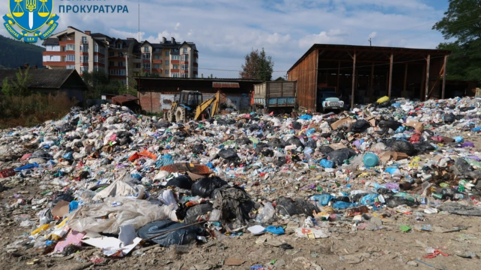 На Прикарпатті комунальне підприємство влаштувало звалище відходів біля річки