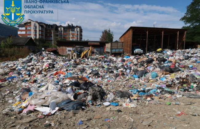 На Прикарпатье коммунальное предприятие устроило свалку отходов возле реки