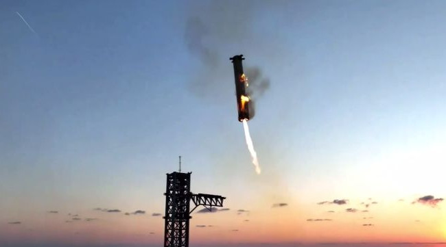 SpaceX вперше змогла посадити носій Super Heavy після запуску Starship, відео