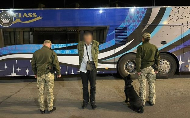 На Закарпатті затримали чоловіка, який намагався «зайцем» потрапити за кордон