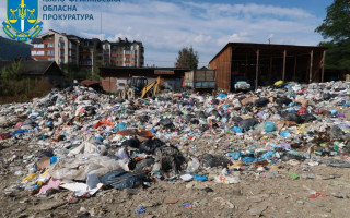 На Прикарпатье коммунальное предприятие устроило свалку отходов возле реки
