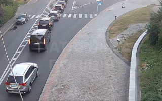 У Києві легковик на пішохідному переході збив хлопця на самокаті — інцидент потрапив на відео