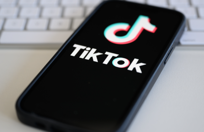 TikTok массово увольняет работников и заменяет их искусственным интеллектом