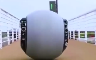 У Китаї створили робота-поліцейського зі ШІ, який автономно ловить злочинців, відео