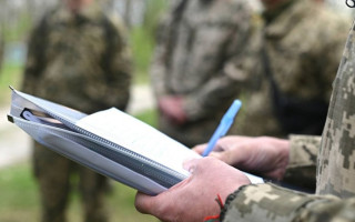 Звільнення військовослужбовця від відбування покарання з іспитовим строком не є безумовною підставою для його звільнення з військової служби – Верховний Суд