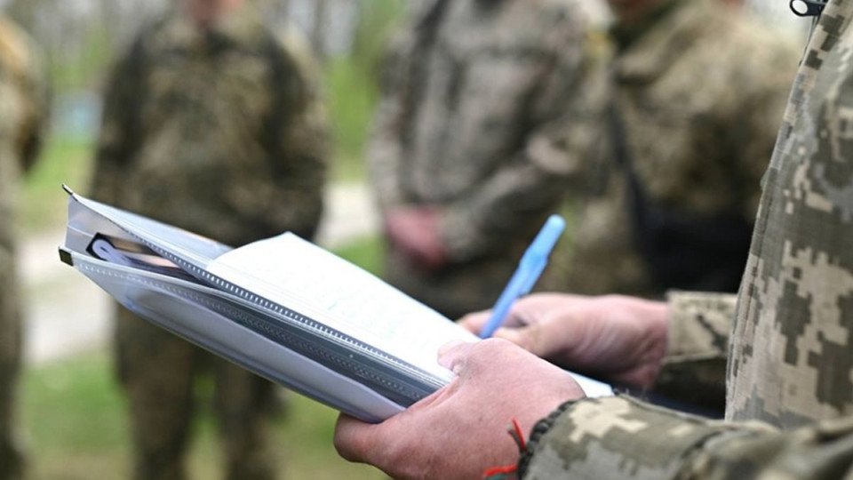 Звільнення військовослужбовця від відбування покарання з іспитовим строком не є безумовною підставою для його звільнення з військової служби – Верховний Суд