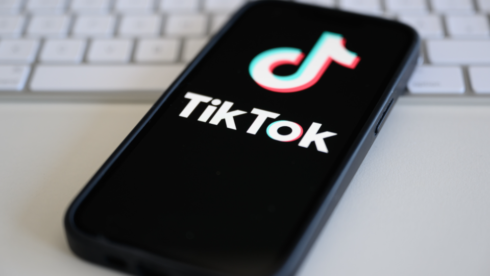 TikTok массово увольняет работников и заменяет их искусственным интеллектом