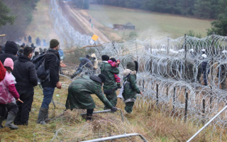 В Еврокомиссии заявили, что планы Польши отказывать мигрантам в убежище грозят нарушением обязательств по правам человека