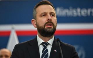 Поляки обурені дорогими авто та відпочинком українських біженців, – міністр оборони Польщі