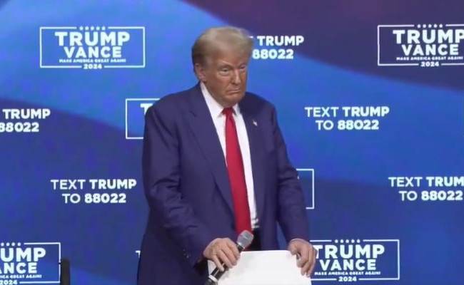 Встреча Дональда Трампа с избирателями закончилась преждевременно, потому что зрители начали терять сознание