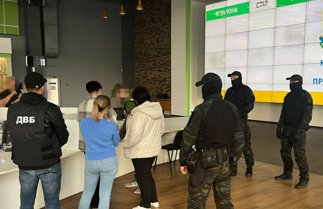 В Киеве администраторы сервисного центра МВД снимали статус «резерв» с талонов для льготников